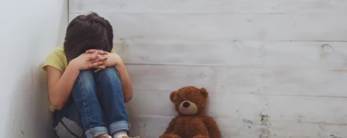 Çocuklar Bekler Yetişkinler Talep Eder